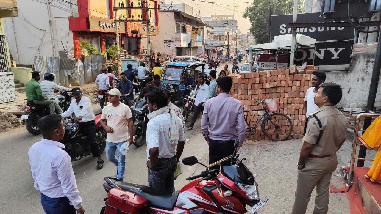 कहीं सड़क पर बालू का ढेर, तो कहीं ईंट का अंबार, नाली से उठाया गया कचरा भी सड़क पर दिखा पसरा