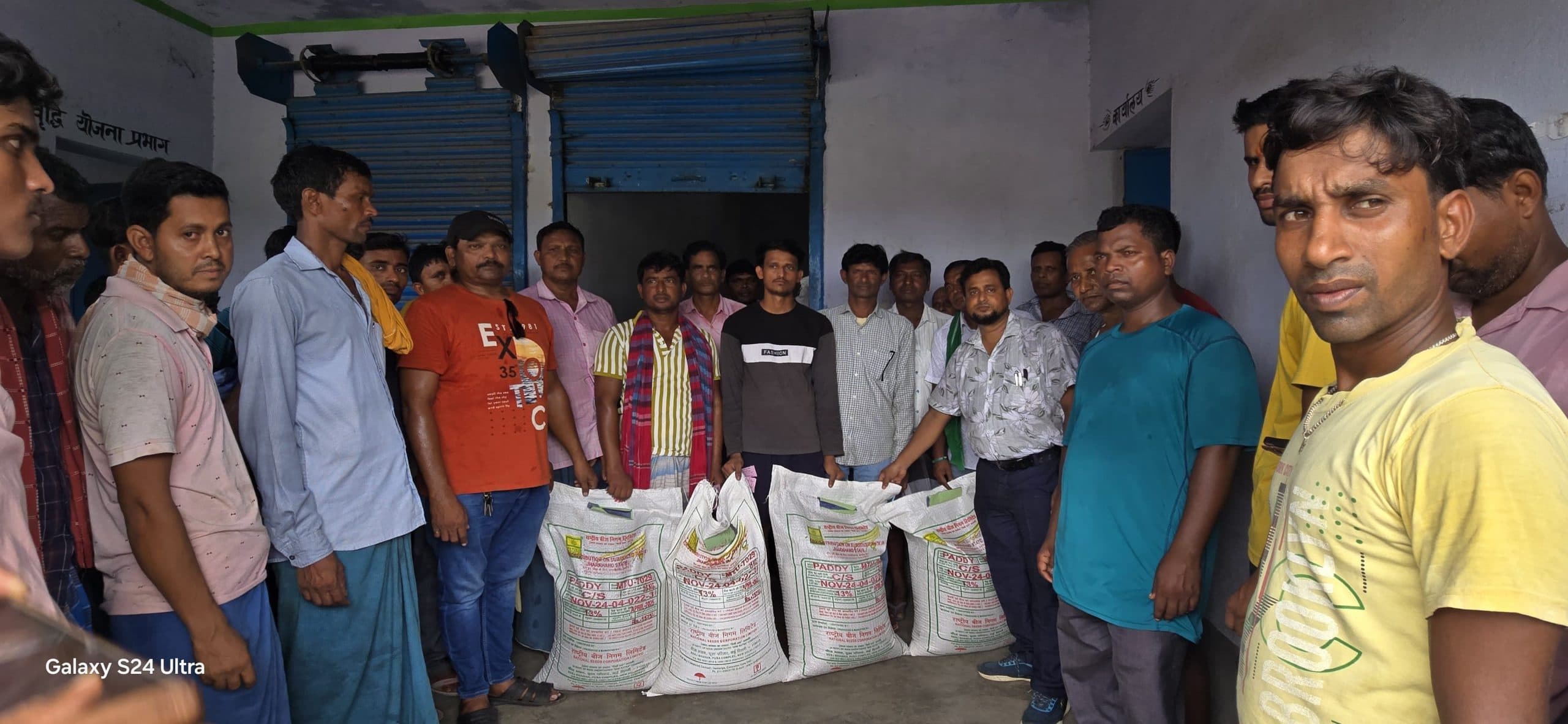 किसानों को 50 प्रतिशत अनुदान पर लैंपस से मिल रहा धान बीज