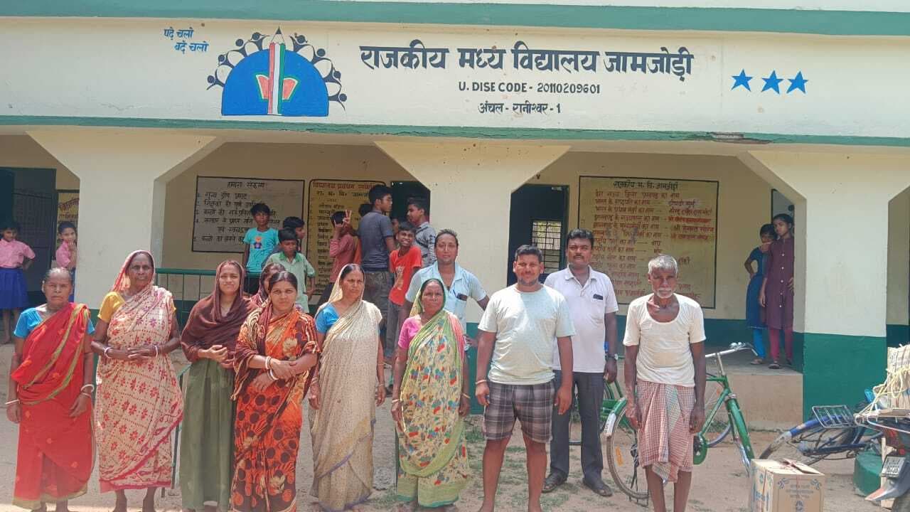 आठ सालों से शिक्षकविहीन मिडिल स्कूल जामजुड़ी में लगातार घट रहे बच्चे