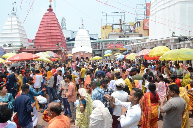 Deoghar News : मानसरोवर तक पहुंची भक्तों की कतार, रात नौ बजे बंद हुआ पट