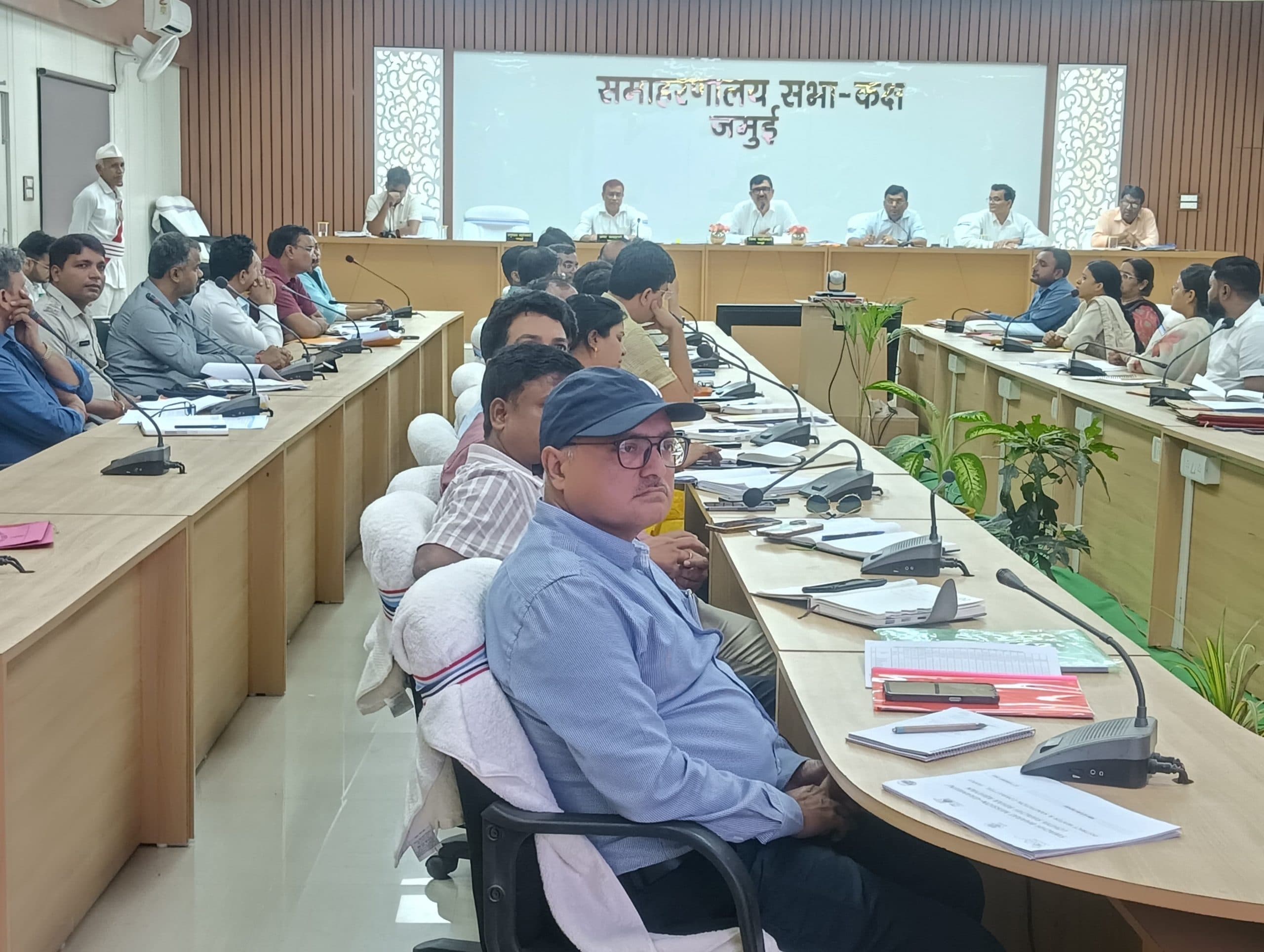 टोलों में बुनियादी जरूरतों को पूरा कराएं अधिकारी : डीएम