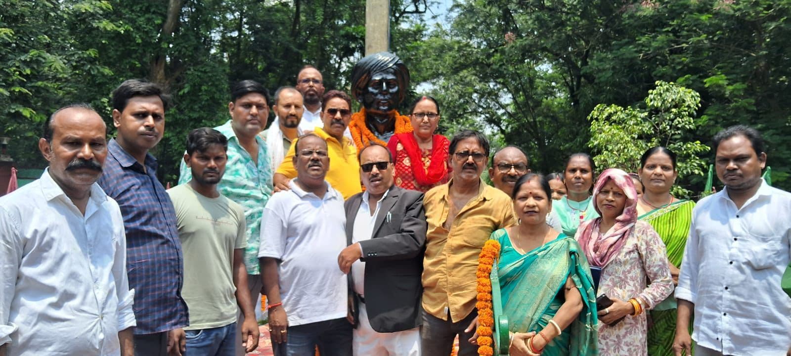 पुण्यतिथि पर दुमकावासियों ने धरती आबा भगवान बिरसा को किया नमन