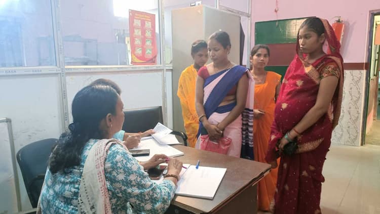 विशेष शिविर लगाकर 63 गर्भवती महिलाओं की हुई जांच