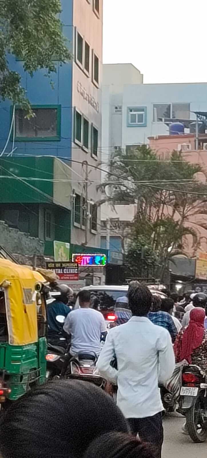 फूटपाथ दुकानदारों को दुकानें हटाने की नोटिस