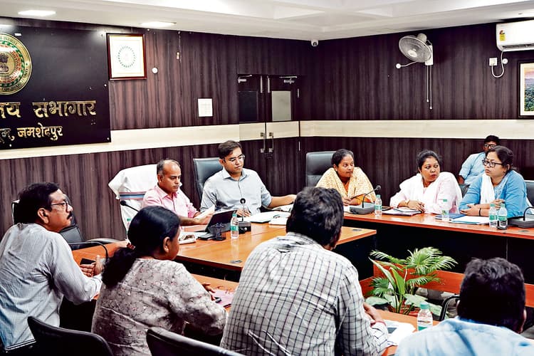 Jamshedpur News : डीसी ने मुद्रा लोन की प्रक्रिया को सरल करने का दिया निर्देश