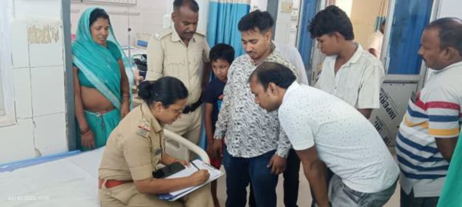 ट्रक व कार की टक्कर में महिला की मौत, पुत्र व नाती सहित तीन घायल