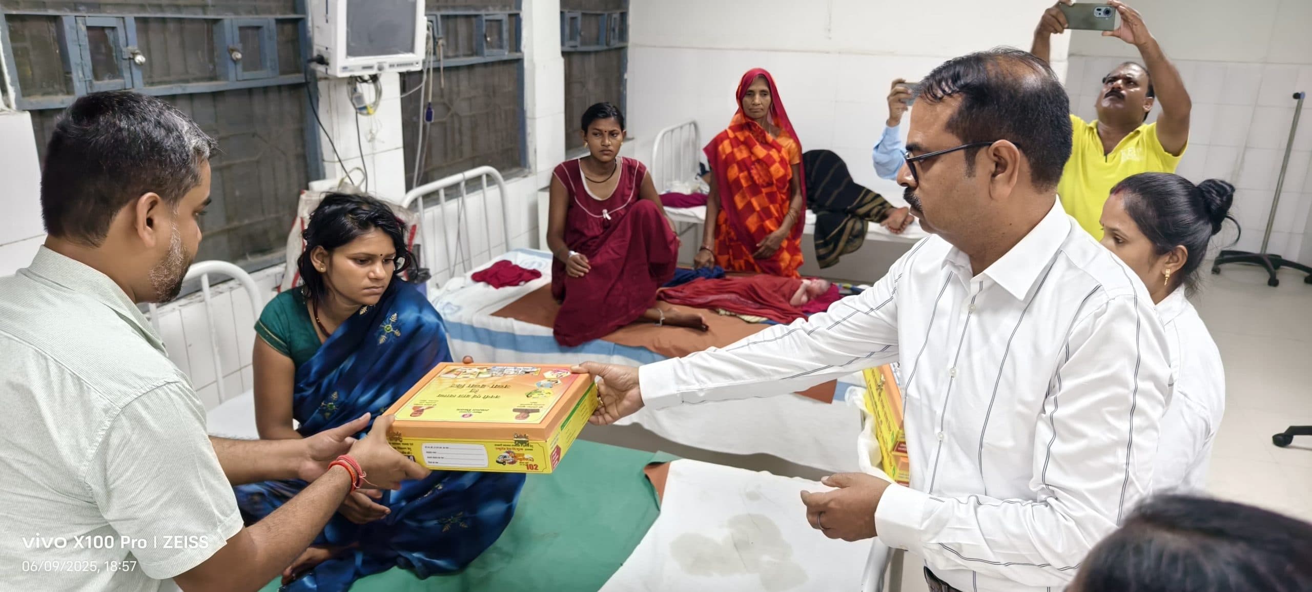 सदर अस्पताल में महिलाओं को सौंपा जच्चा-बच्चा स्वास्थ्यवर्धक किट
