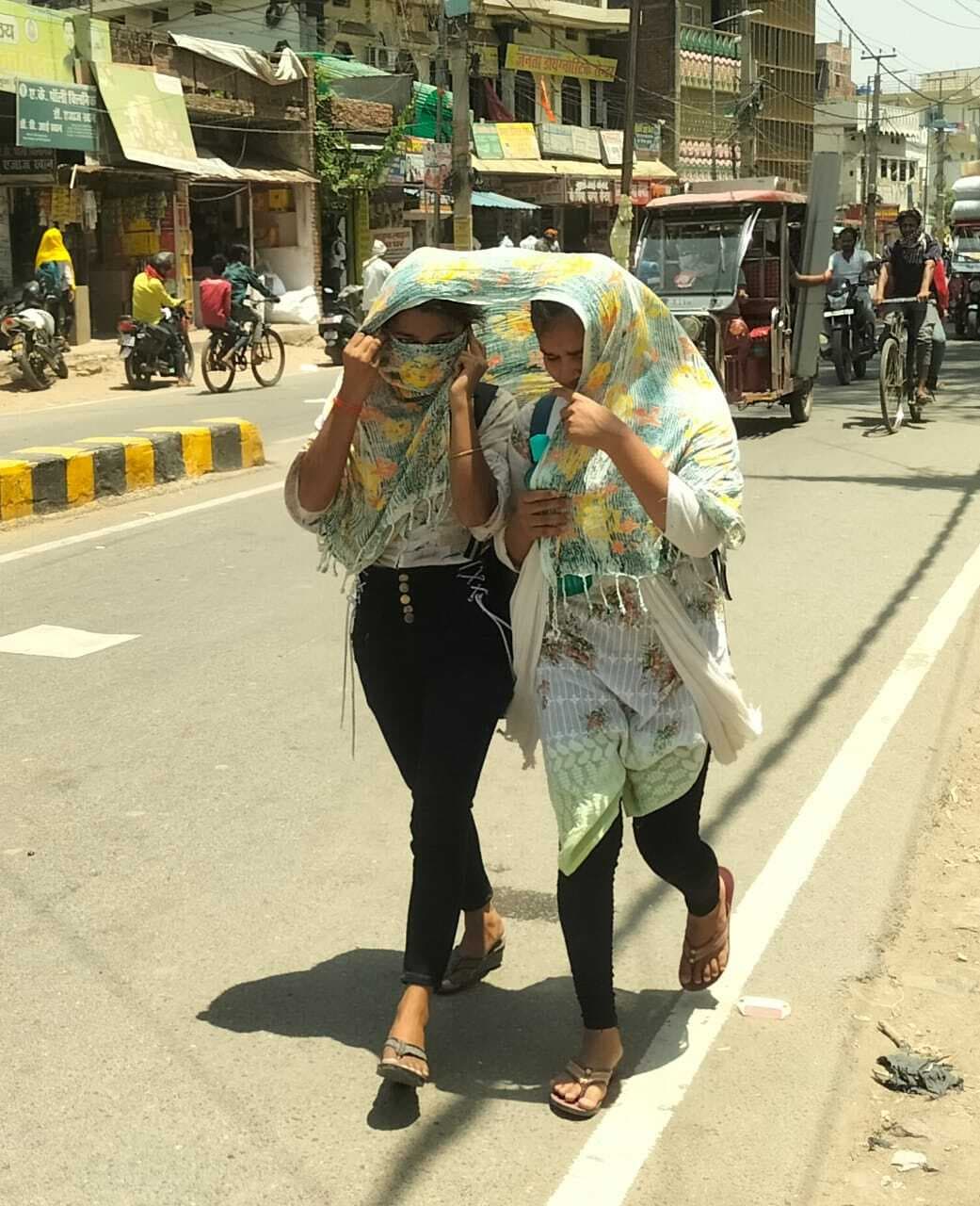 जिले में चिलचिलाती धूप व गर्म हवा के थपेड़ों से लोग रहे परेशान