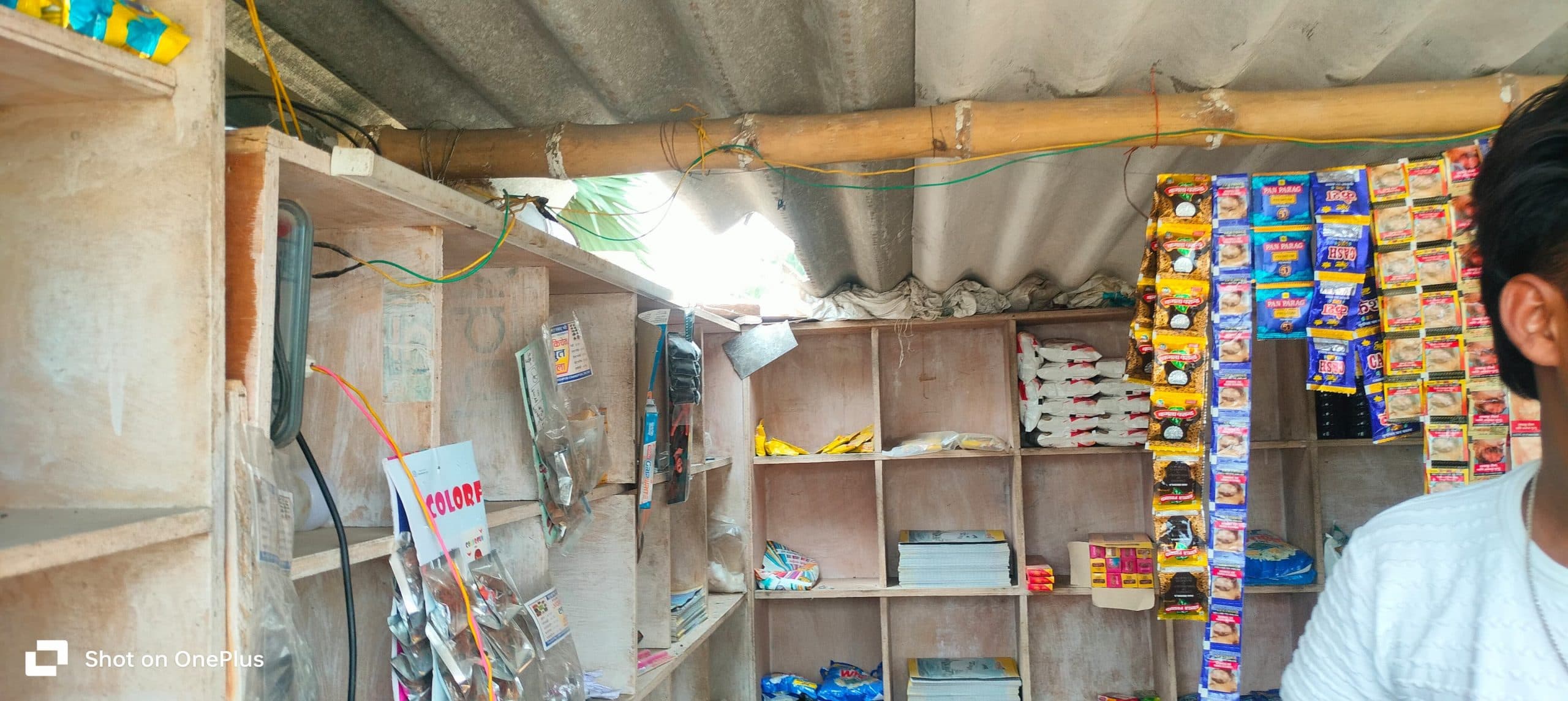 दो दुकानों में हजारों रुपये के सामान की चोरी