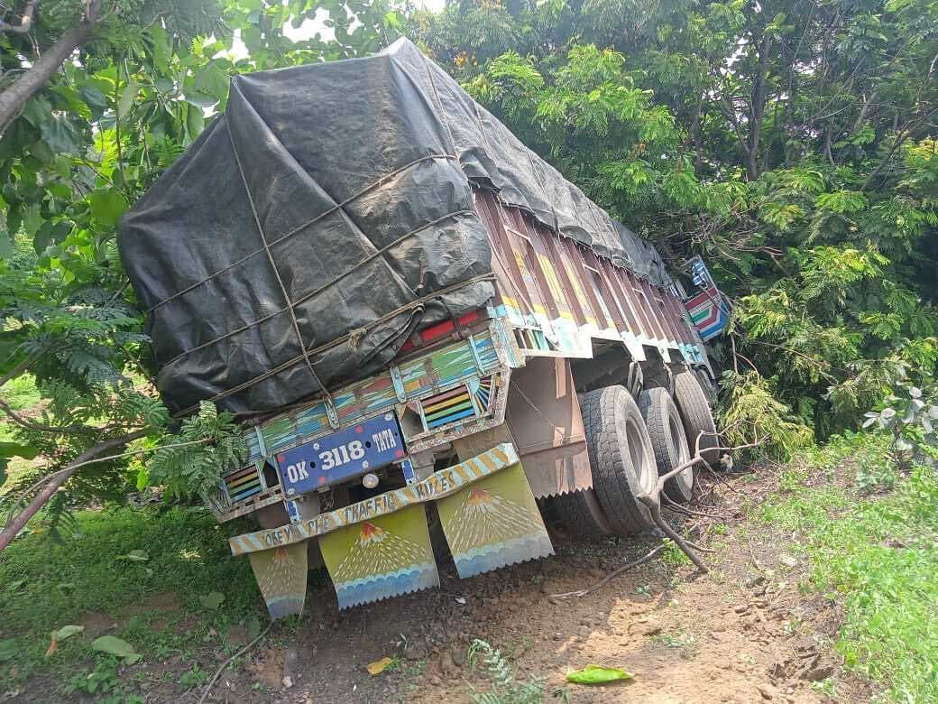 सरिया लदा एलपी ट्रक दुर्घटनाग्रस्त, बच गये चालक व खलासी