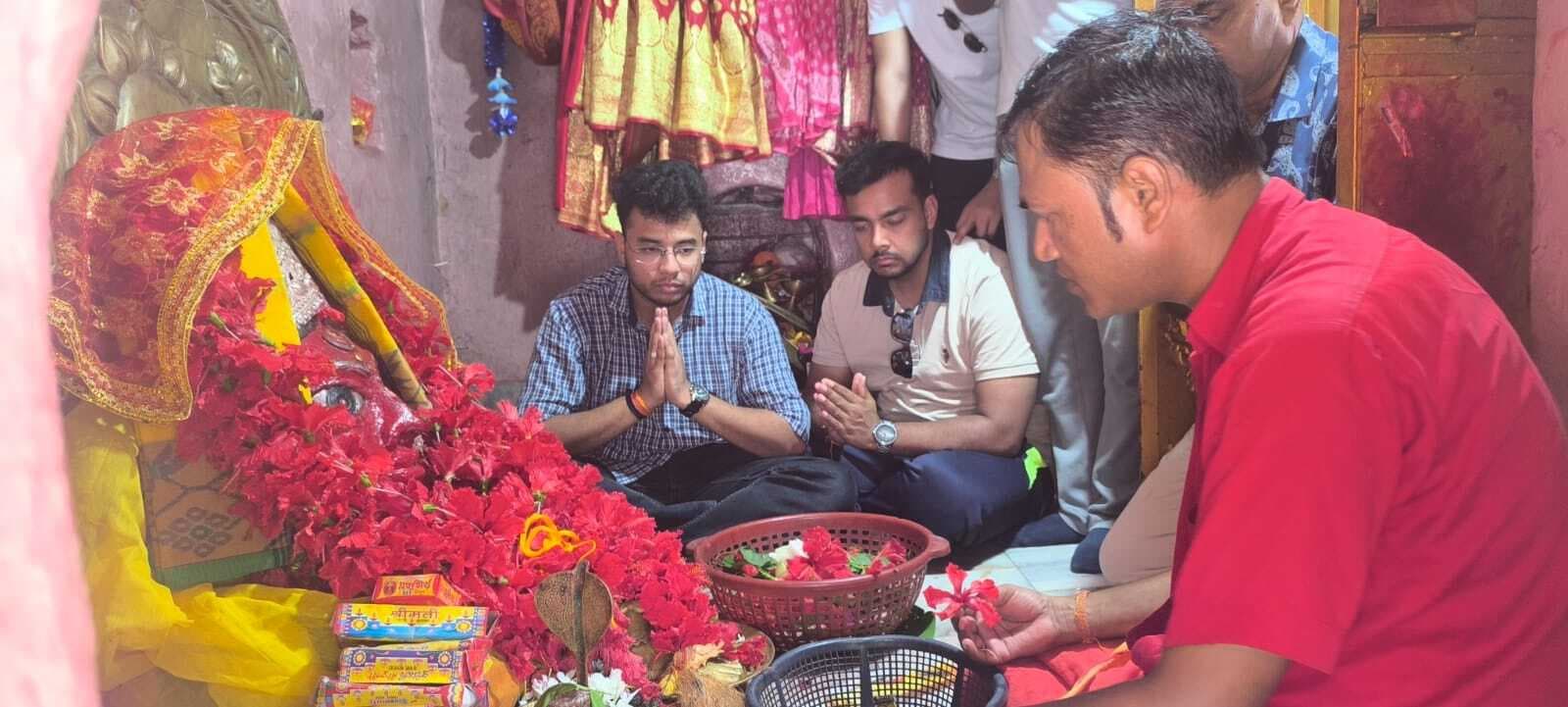 प्रशिक्षु आइएएस की टीम ने मलूटी के मंदिरों का किया दौरा