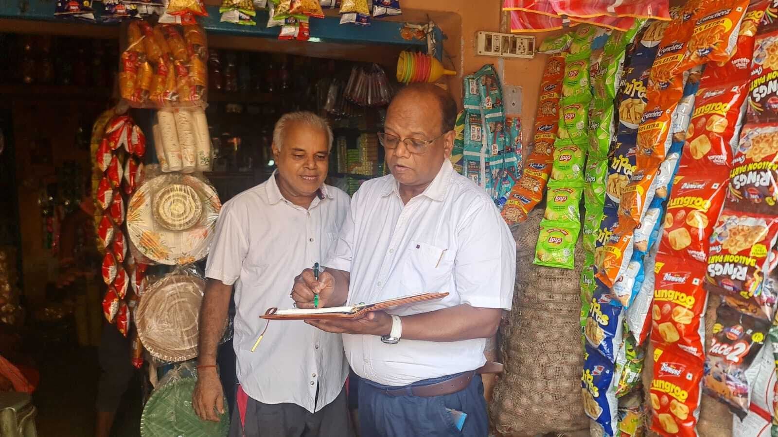 एमओ ने की आसनबनी में संपन्न व्यवसायी के राशन कार्ड की जांच