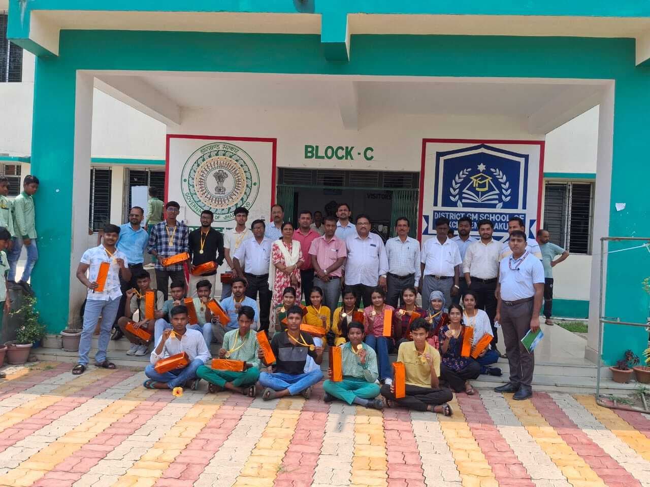 मैट्रिक व इंटर में अच्छा अंक लाने वाले छात्र पुरस्कृत