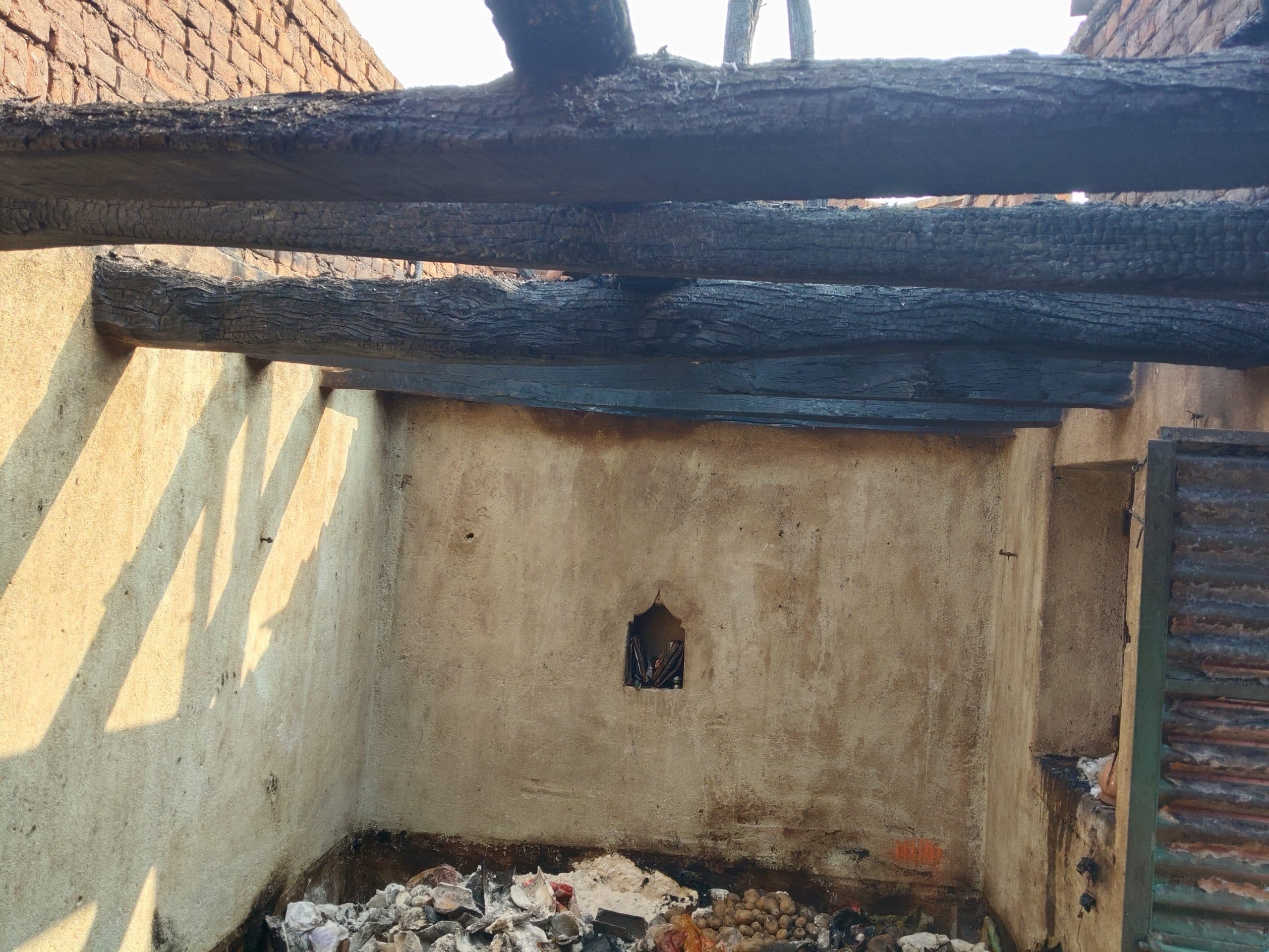 गैस सिलेंडर फटने से पंडाल सहित लाखों की संपत्ति जलकर हुआ राख