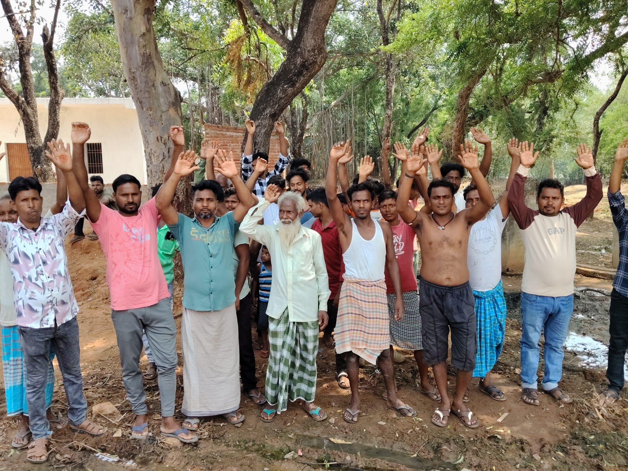 ग्रामीणों ने सड़क निर्माण कराने की मांग की