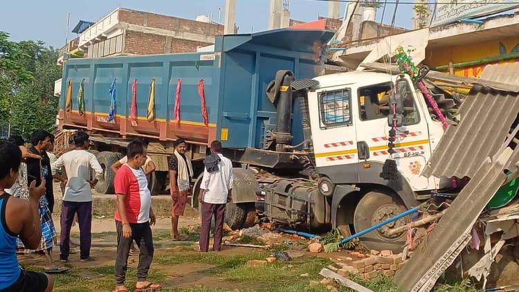 तेज रफ्तार हाइवा दुकान में घुसी, चालक फरार