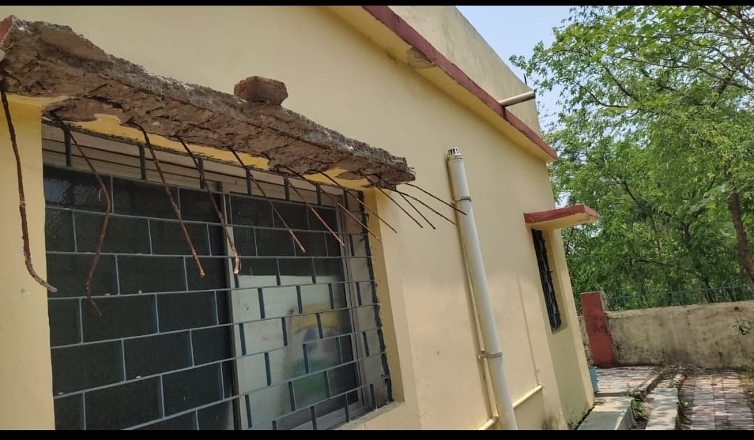 रामपुर का स्वास्थ्य उपकेंद्र भवन जर्जर, लोगों को परेशानी