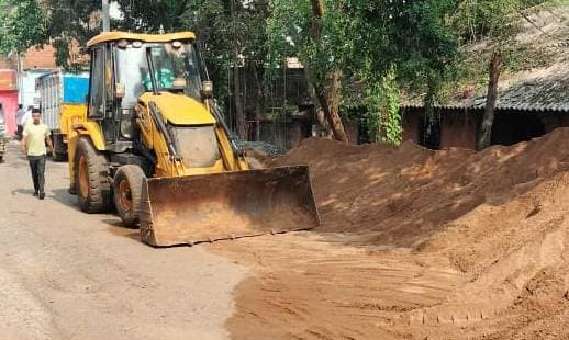 संवेदक ने जेसीबी लगाकर हटवाया सड़क से बालू
