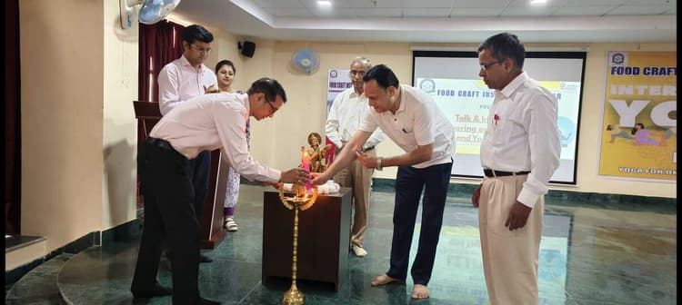 Deoghar News : योगाभ्यास से तनाव, चिंता और नकारात्मकता कर सकते हैं दूर : डॉ लिंगवाल