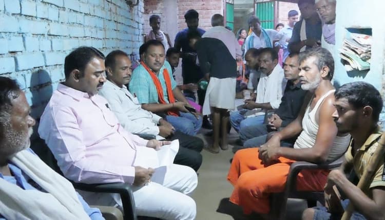 शोकाकुल परिजनों से मिलकर विधायक ने हर संभव मदद का दिया भरोसा