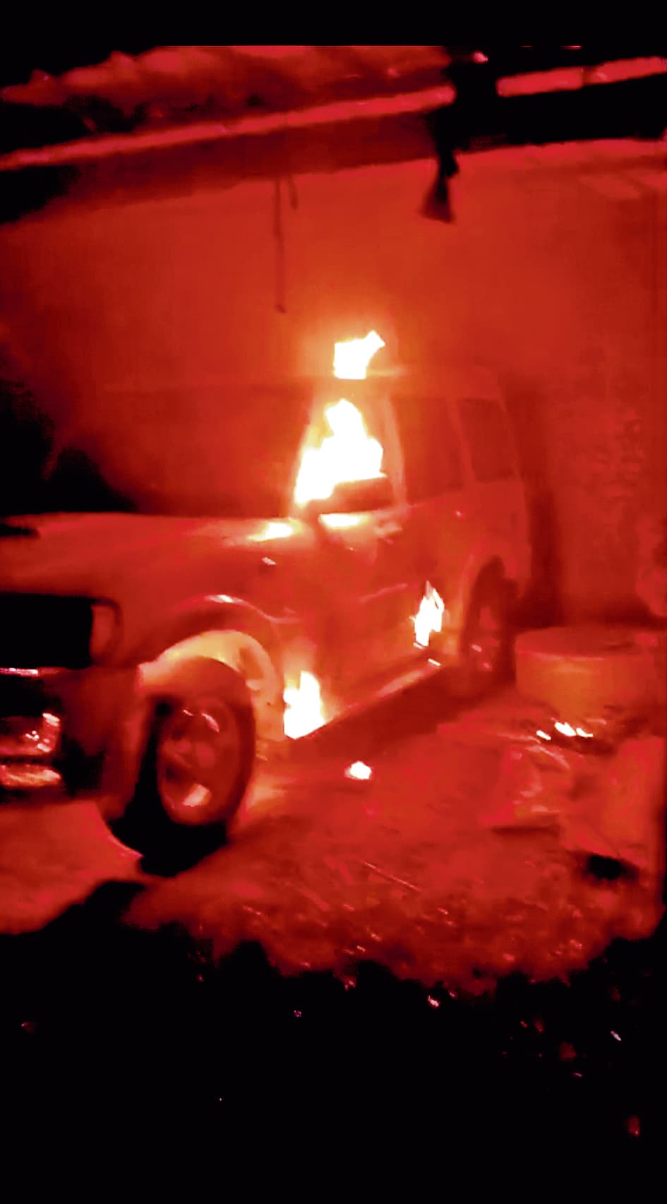 दुर्गापुर : असामाजिक तत्वों का विरोध करने पर कार फूंकी