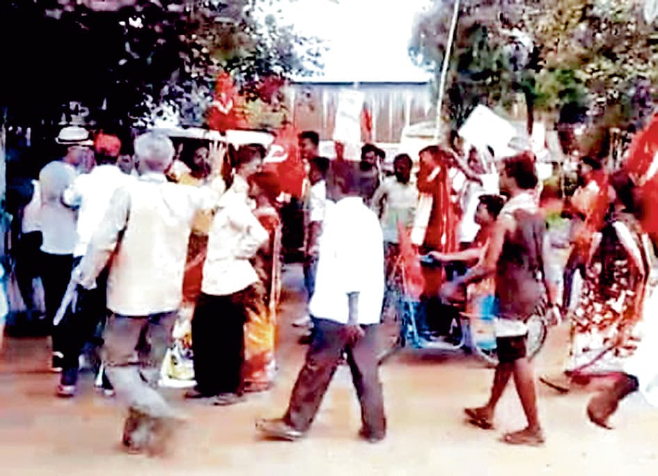 चुरुलिया में कोयला खदान परियोजना के खिलाफ माकपा नेताओं का प्रदर्शन