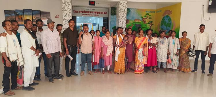 Chaibasa News : 150 मजदूरों से काम करा नहीं दिया वेतन, श्रम अधीक्षक से गुहार
