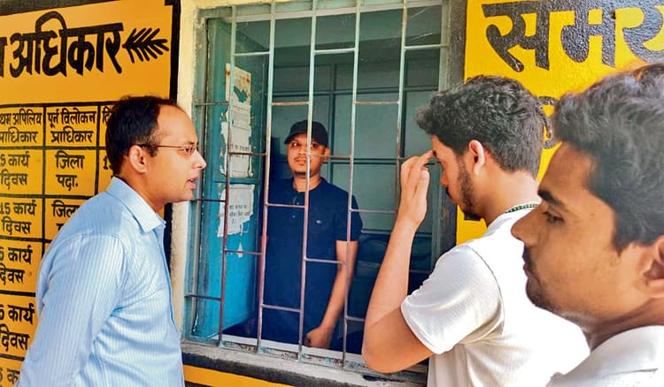 Gaya News : अधिकतर कर्मी मिले गायब, अगले आदेश तक वेतन बंद