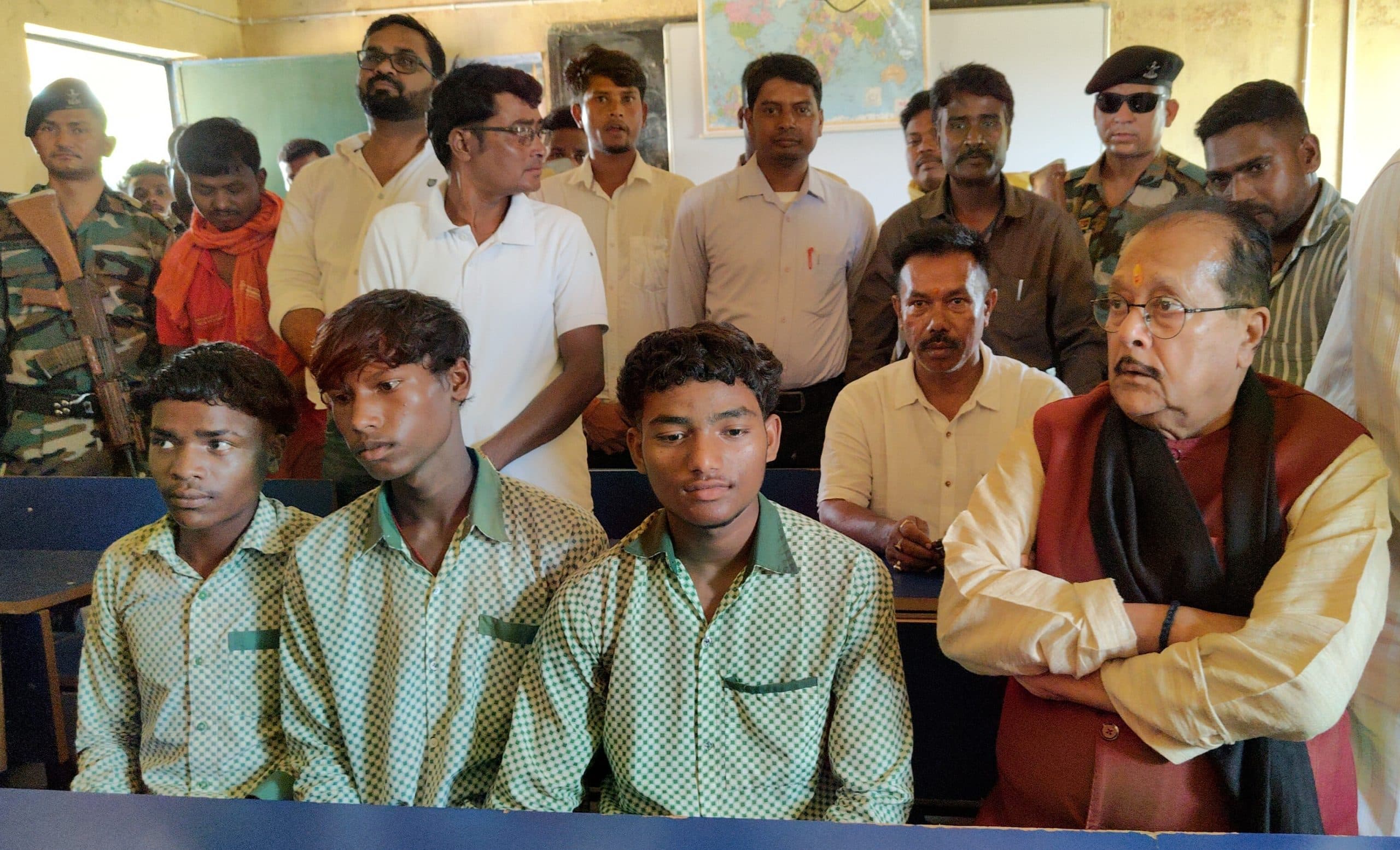 Bokaro News : वित्त मंत्री बने शिक्षक, झुमरा के बच्चों को हिंदी, अंग्रेजी पढ़ाया