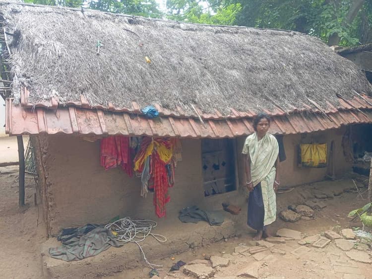 East Singhbhum News : दो साल में बिरसा आवास जर्जर टिन शेड उड़ा, दीवारों में दरारें