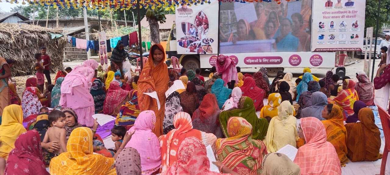 महिला संवाद में महिलाओं को मिल रही सरकारी योजनाओं की जानकारी