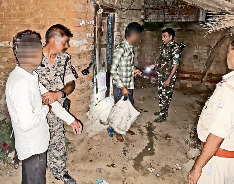 Dhanbad News : सड़क पर शराब पीने वाले और बिना कारण मजमा लगाने वालों के खिलाफ दूसरे दिन भी चला अभियान