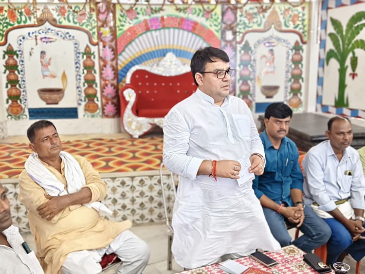 कार्यकर्ता घर-घर जाकर मुख्यमंत्री नीतीश कुमार के विकास कार्यों को बताएं : मंजीत, महम्मदपुर में आयोजित हुई जदयू की कार्यकर्ता बैठक