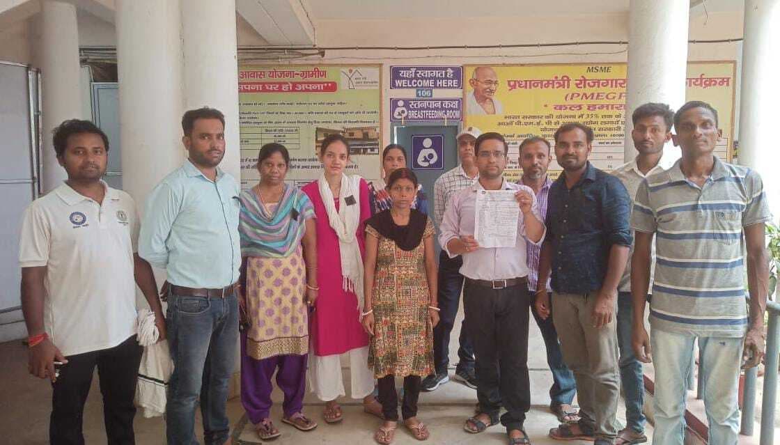 आउटसोर्सिंग कर्मचारियों ने 10 सूत्री मांगों को लेकर किया प्रदर्शन