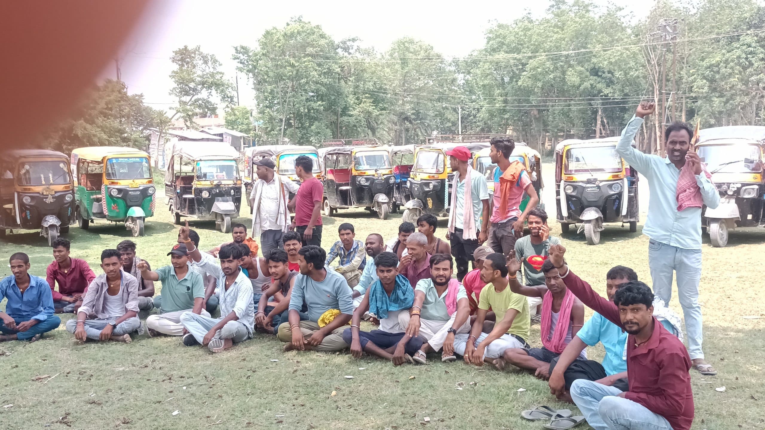 बस स्टैंड संचालक के विरोध में टेम्पो चालकों की हड़ताल