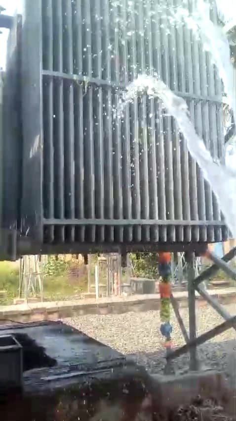 Samastipur : पावर ट्रांसफॉर्मर को पानी डाल कर किया जा रहा है ठंडा