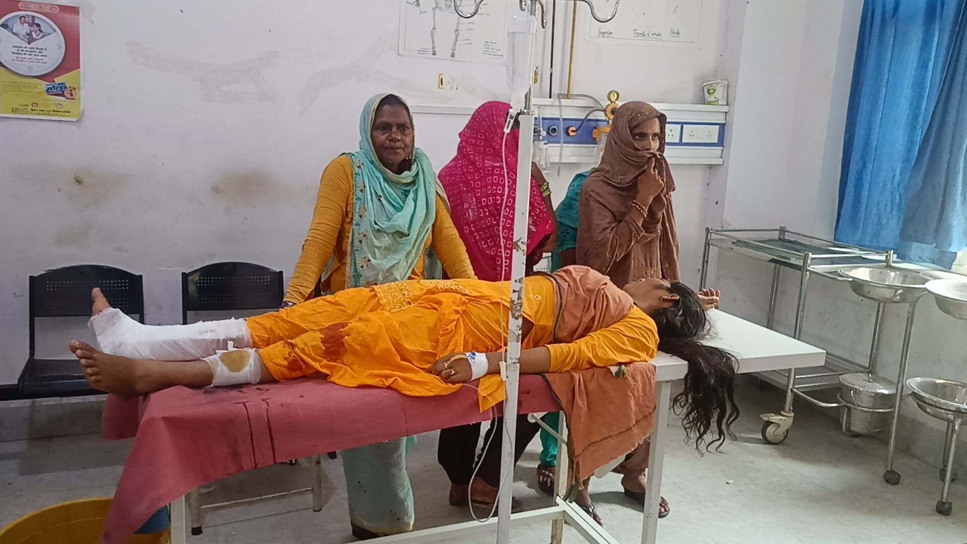 ट्रैक्टर की चपेट में आने से बाइक सवार युवक की मौत, पत्नी गंभीर रूप से घायल