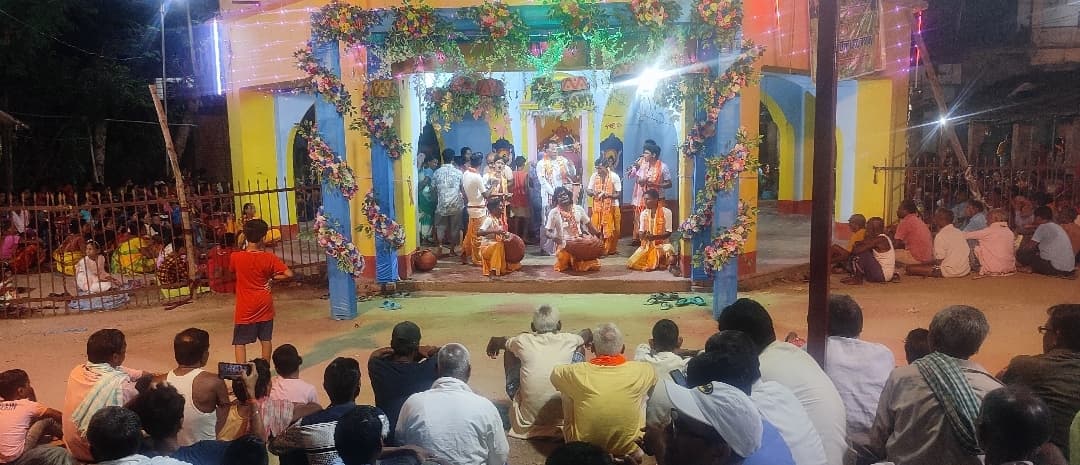 नौ दिवसीय हरिनाम संकीर्तन में जुटे श्रद्धालु