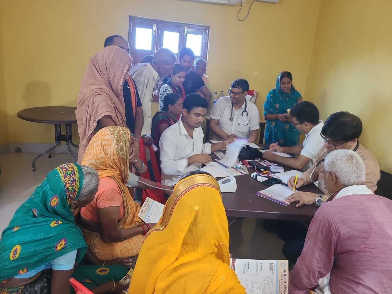 तरहारी गांव में फ्री मेडिकल कैंप का आयोजन किया गया