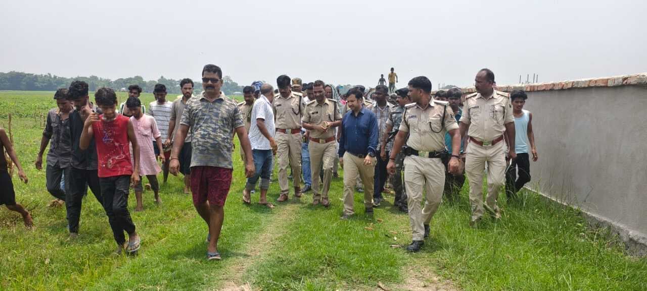 कब्रिस्तान की जमीन को लेकर दो पक्षों में तनाव, पुलिस प्रशासन ने संभाला मोर्चा