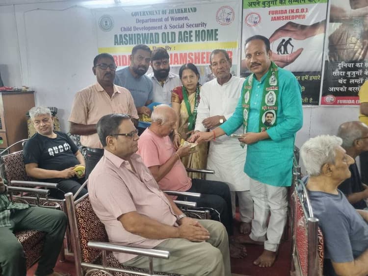 Jamshedpur News : लालू यादव के जन्मदिन पर ओल्ड एज होम में फल का वितरण