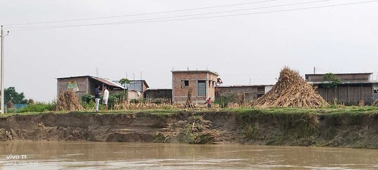 नूना नदी के कटाव की चपेट में छपनियां व बच्चाखाड़ी टोला