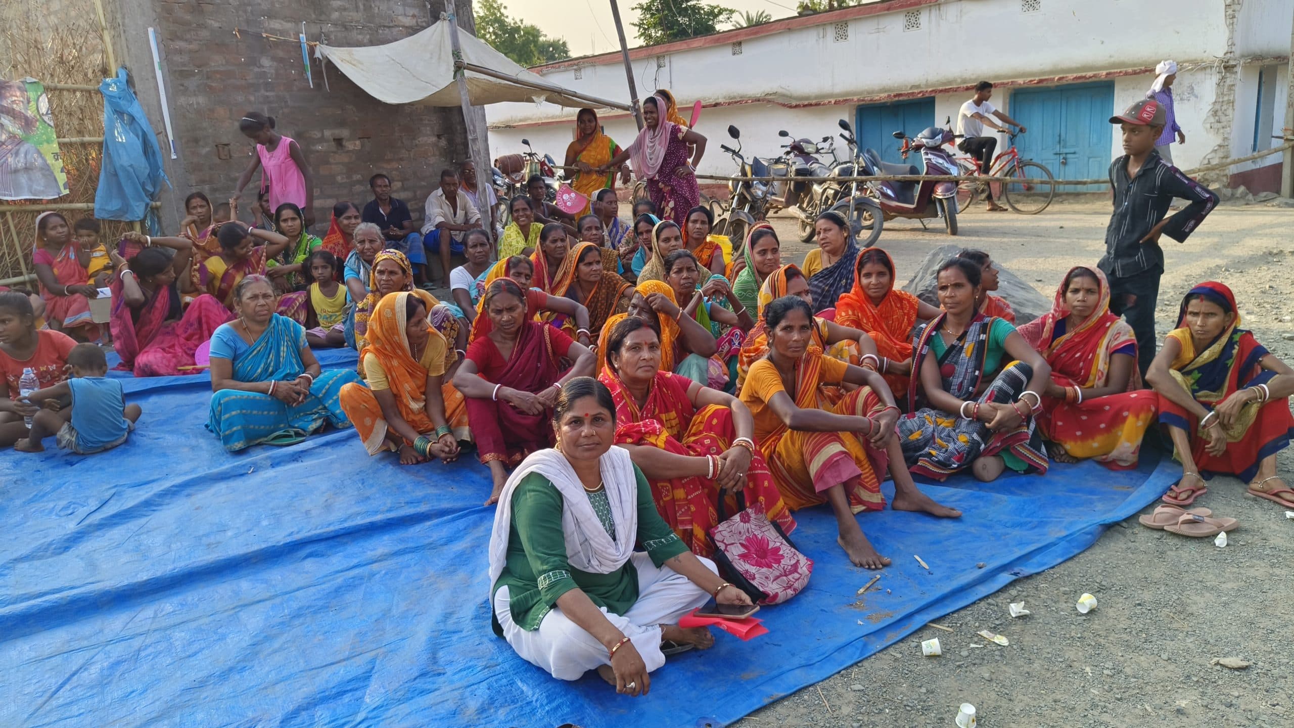 नये ट्रांसफाॅर्मर की मांग को लेकर सड़क पर उतरे उपभोक्ता व ग्रामीण