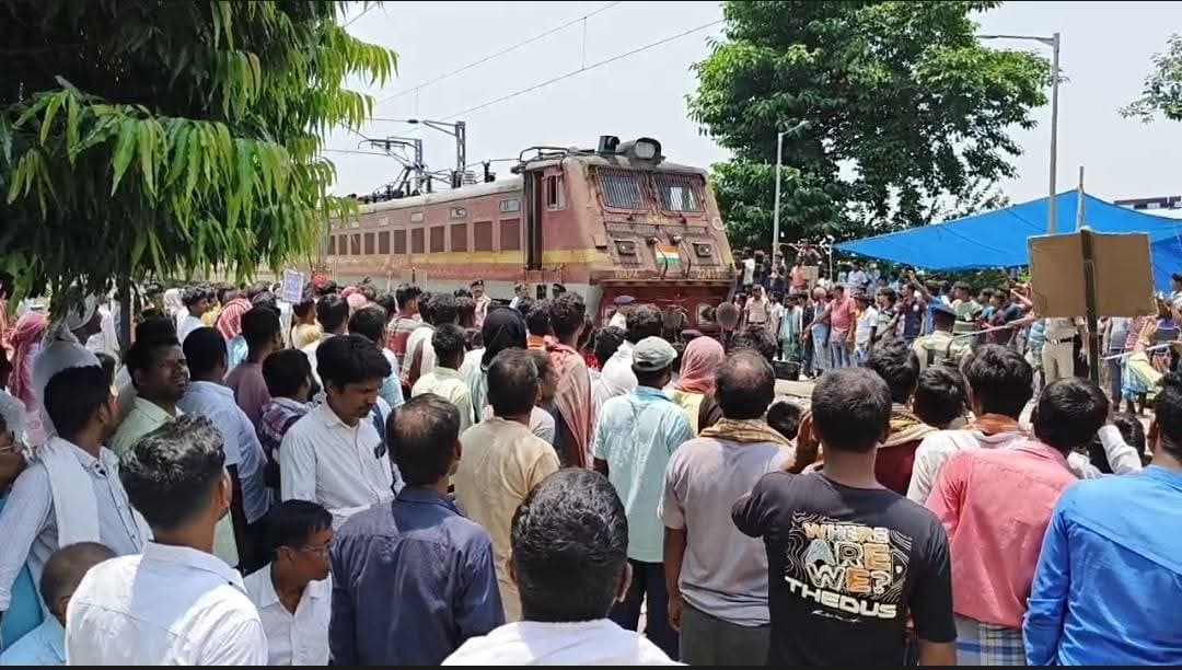 डेढ़ महीने के अंदर ट्रेनों के ठहराव शुरू नहीं होने पर होगा रेल चक्का जाम