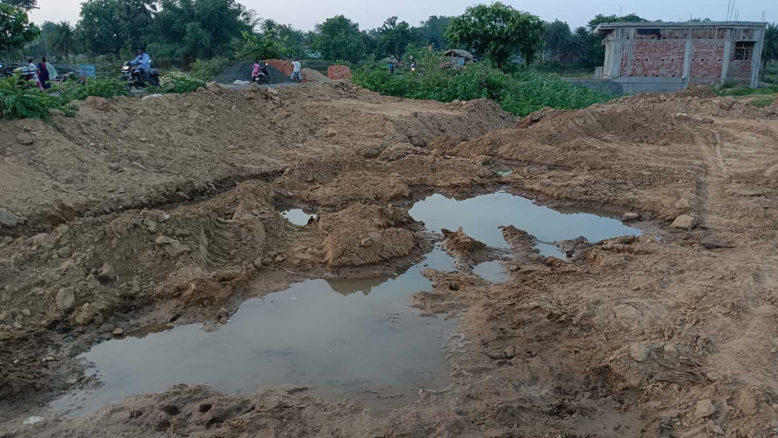 हाड़ोरायडीह में नल से नहीं, लीकेज से बह रहा जल