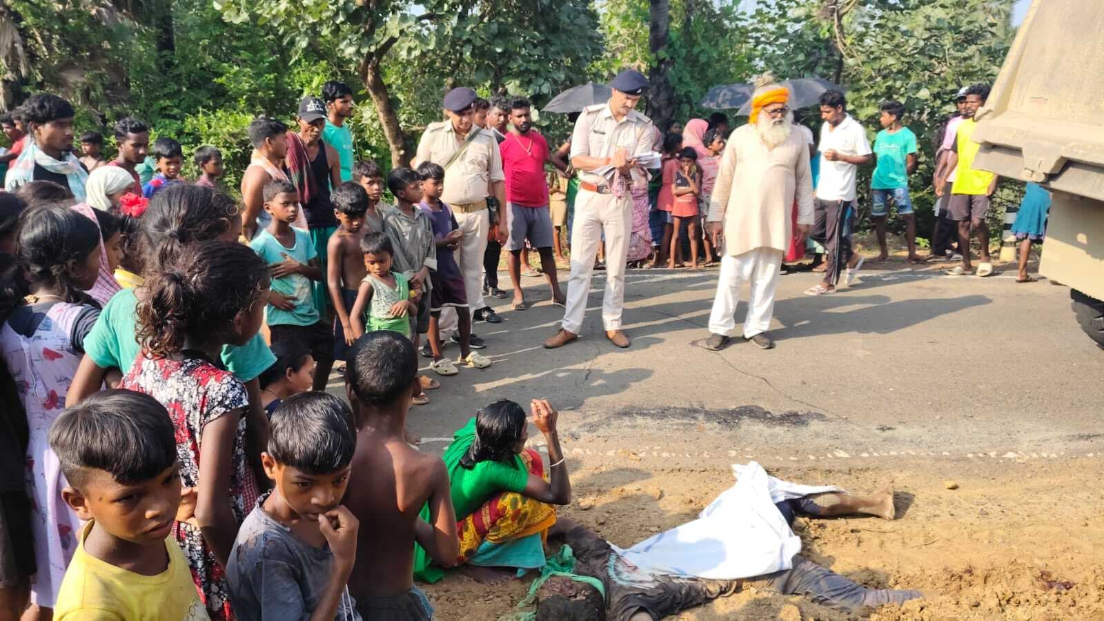 हाइवा की चपेट में आने से बाइक चालक युवक की मौत