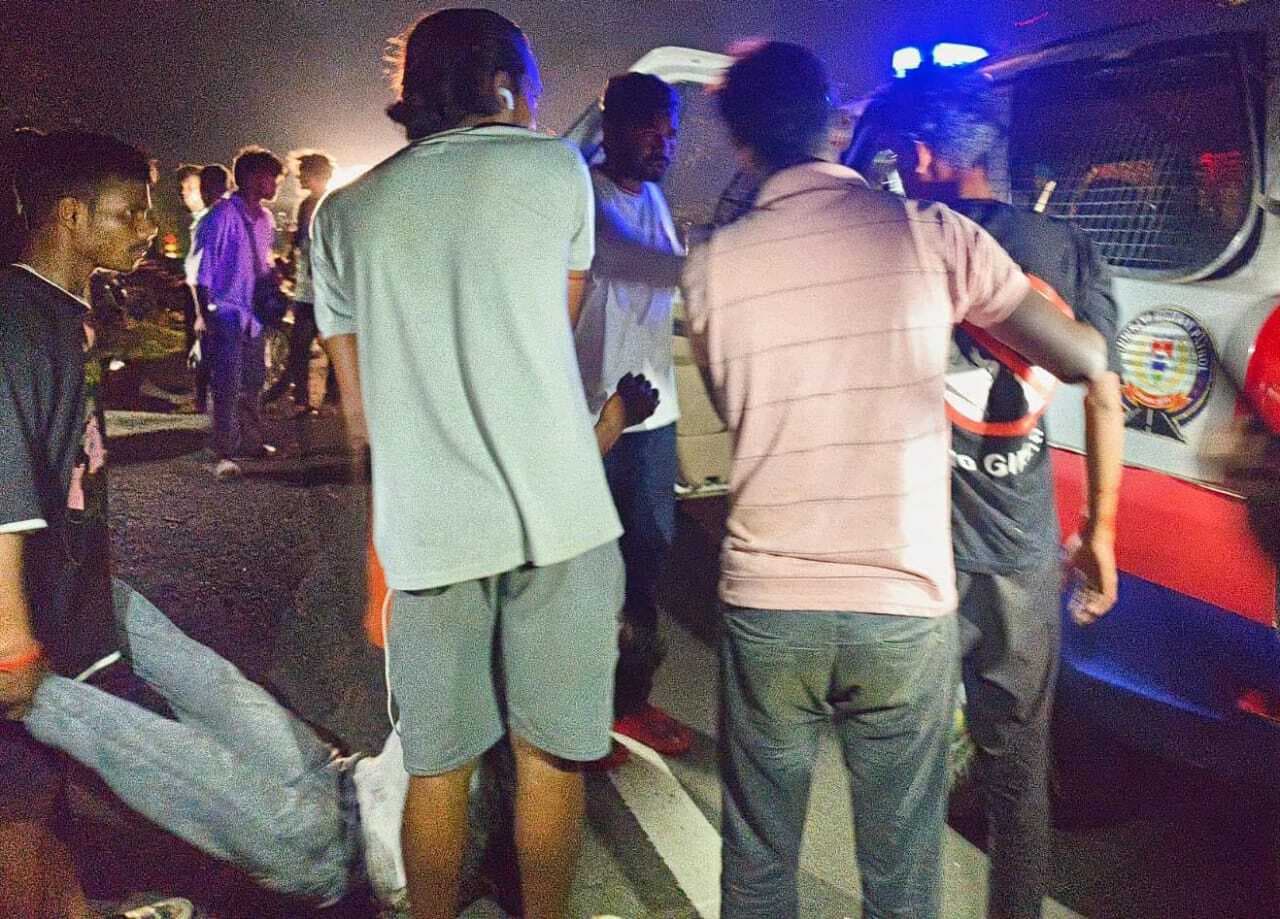 सड़क किनारे खड़ी ट्रैक्टर को मारी टक्कर, बाइक चालक की मौत, दो घायल