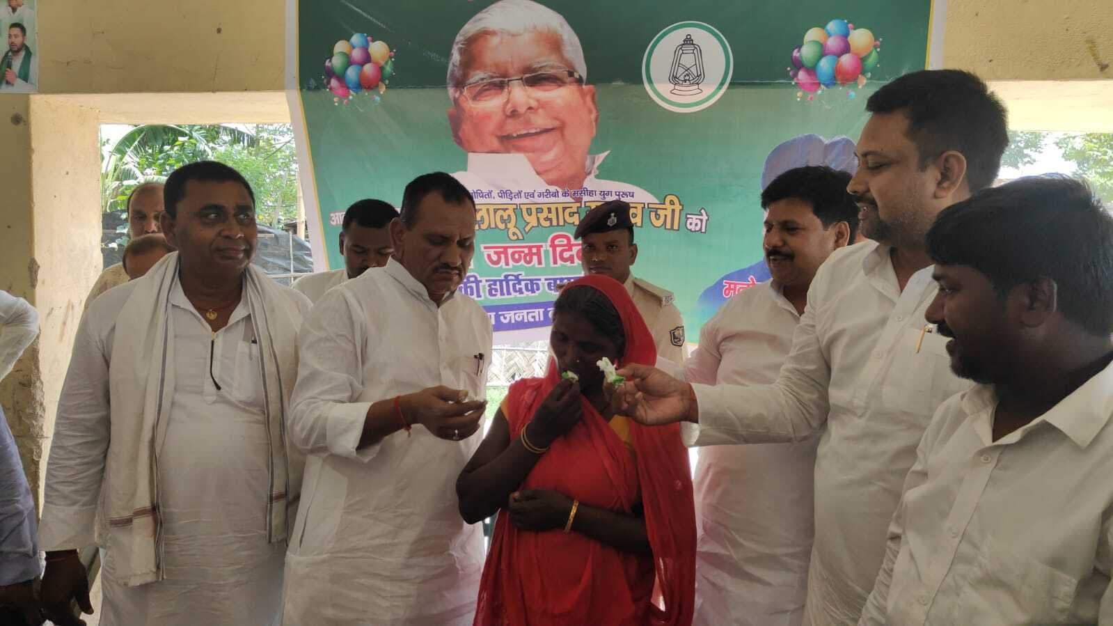 केक काटकर मनाया गया राजद सुप्रीमो लालू प्रसाद का जन्मदिन