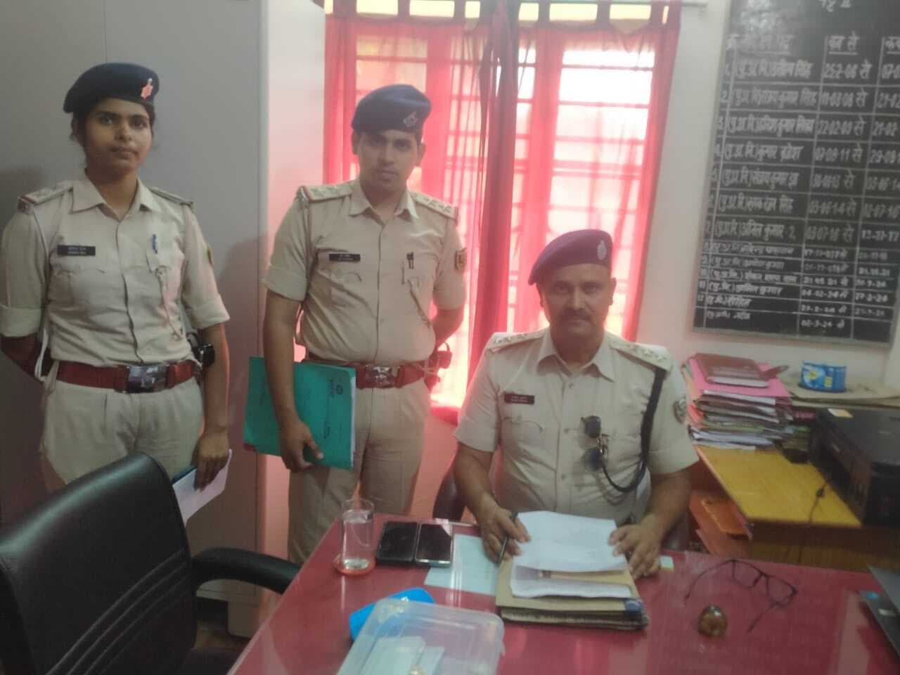 Madhubani News : लूट की दो बाइक, मोबाइल व चाकू के साथ तीन अपराधी गिरफ्तार