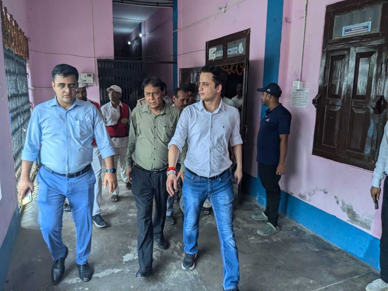 Madhubani News : डीएम ने किया नगर भवन व शहर के जमाव वाले स्थलों का निरीक्षण